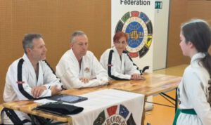 1 Mädchen mit Grüngurt bei der Gürtelprüfung vor den Trainern