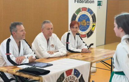 1 Mädchen mit Grüngurt bei der Gürtelprüfung vor den Trainern