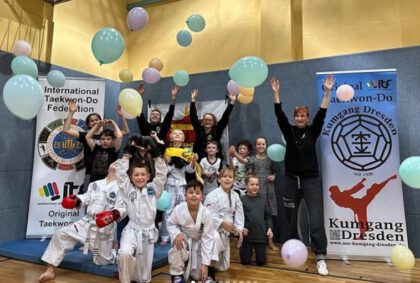 alle Teilnehmer freuen sich und werfen Luftballons in die Höhe