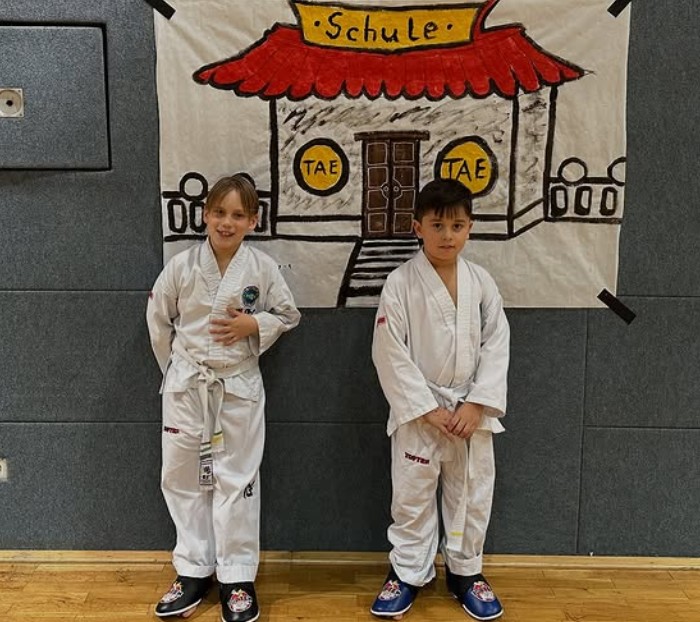 2 Jungs vor einem Plakat