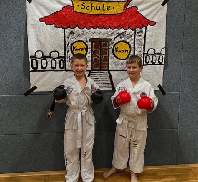 2 Jungs vor einem Plakat