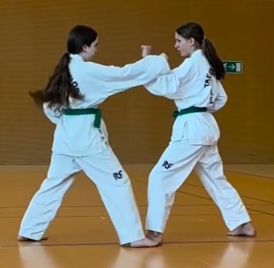 Zwei Grüngurt-Mädchen bei der Gürtelprüfung