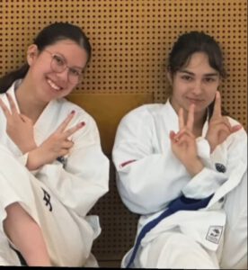 2 Mädchen warten auf Ihre Prüfung