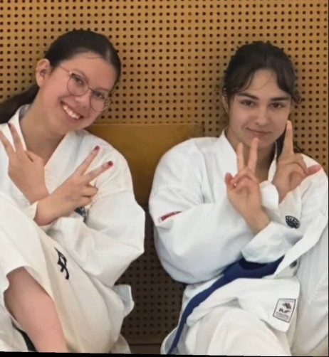 2 Mädchen warten auf Ihre Prüfung