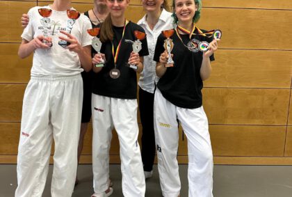 Alle Teilnehmer mit Ihren Pokalen, Medaillen und den Trainern